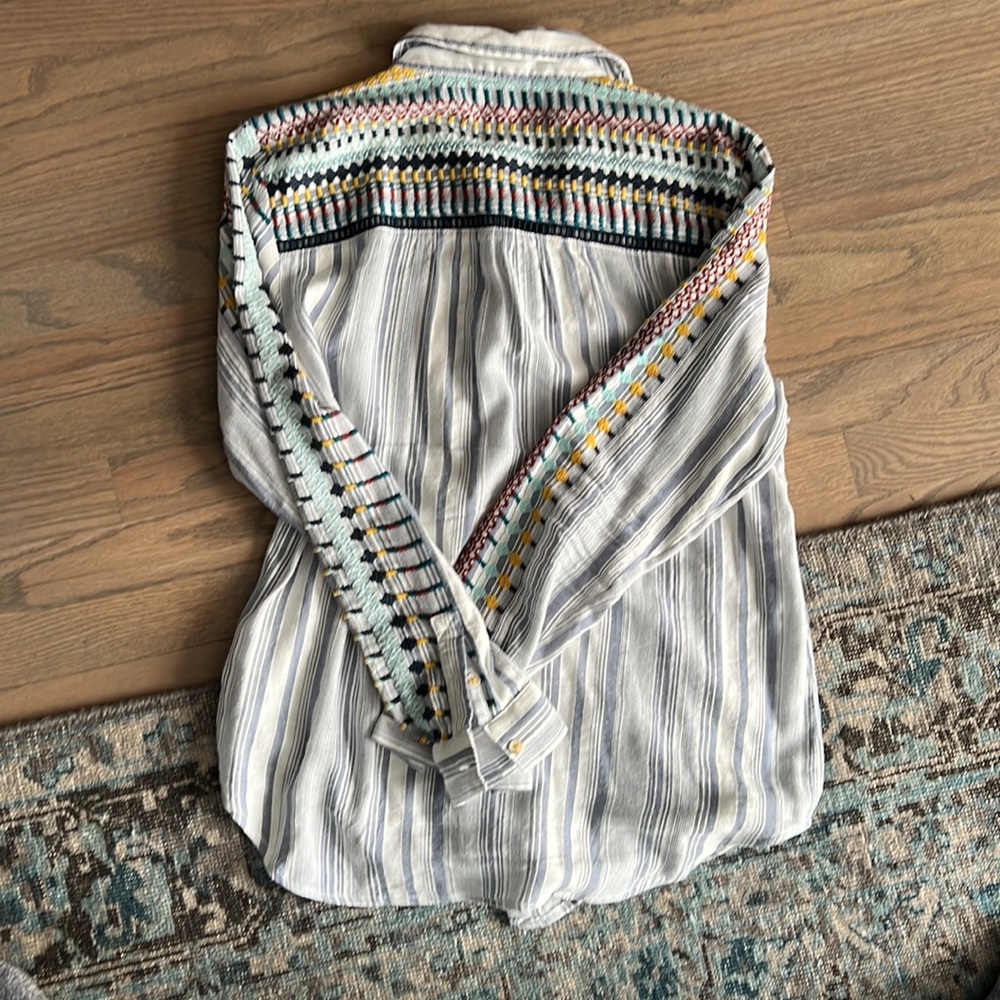 Embroidered button down - Picture 4 of 5